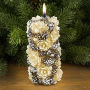 Декоративна свещ бяла роза с шишарки – For Christmas