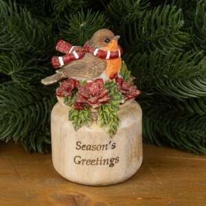 Синигерче върху подаръчна торбичка с надпис „Season’s Greetings“ - For Christmas
